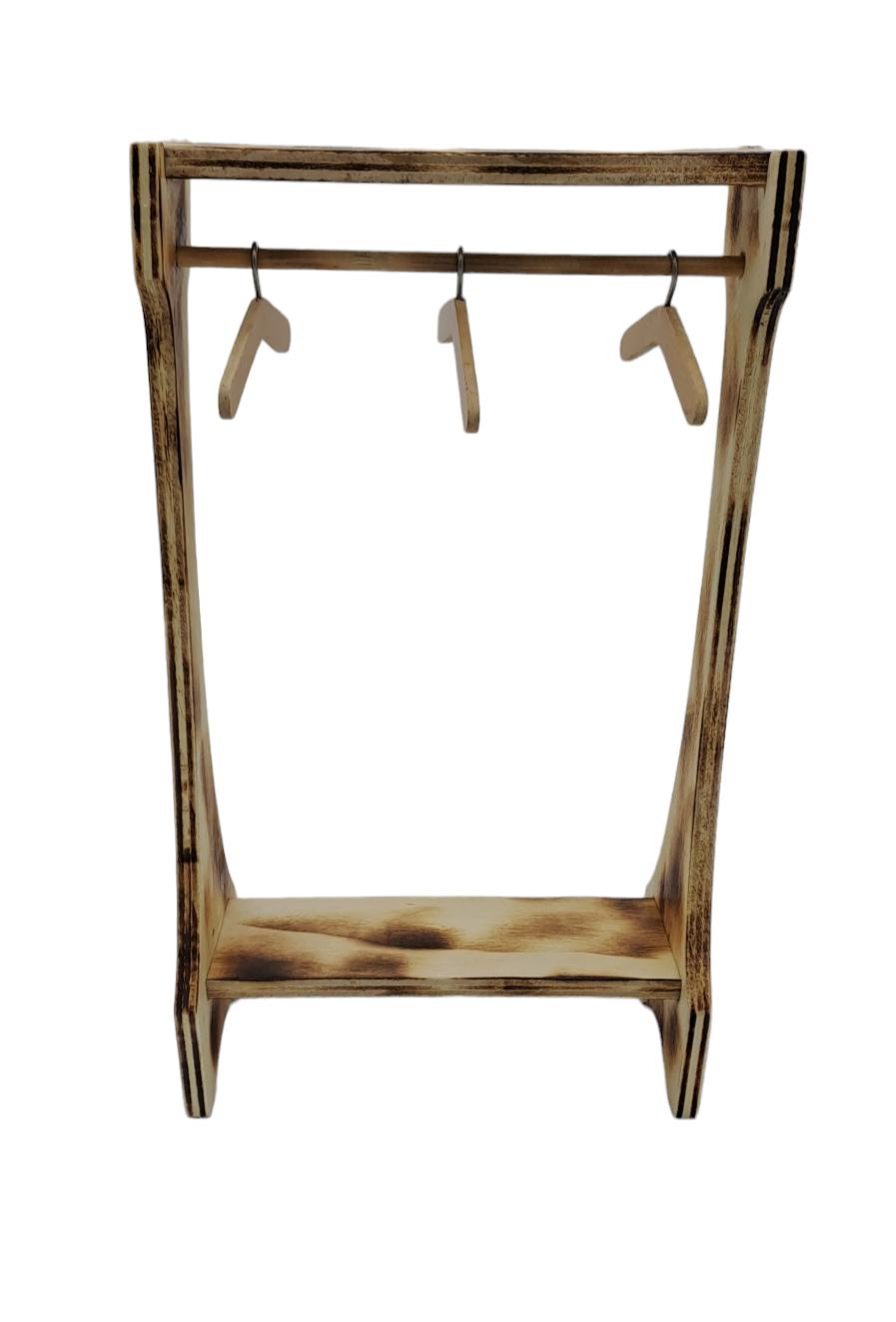 Puppengarderobe aus Holz mit drei Bügel