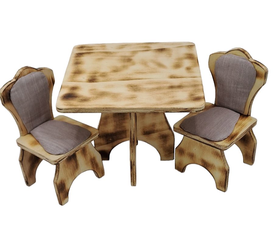 Puppentisch und zwei Stühle aus Holz